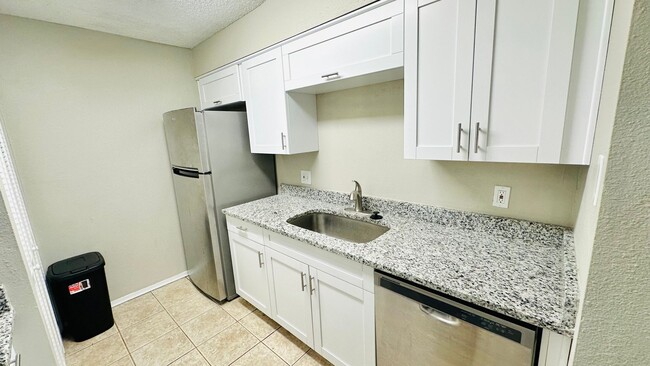 Building Photo - 2 bedroom 2 bath Condo in Temple Terrace a...