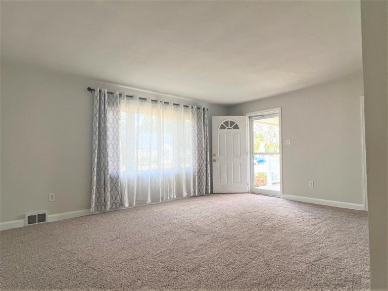 Building Photo - 108 E Cochran St