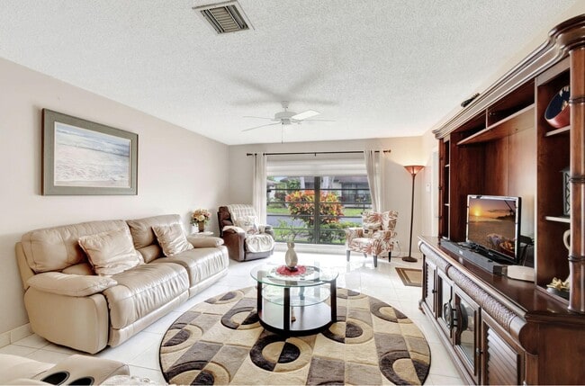 Building Photo - 4660 Greentree Pl