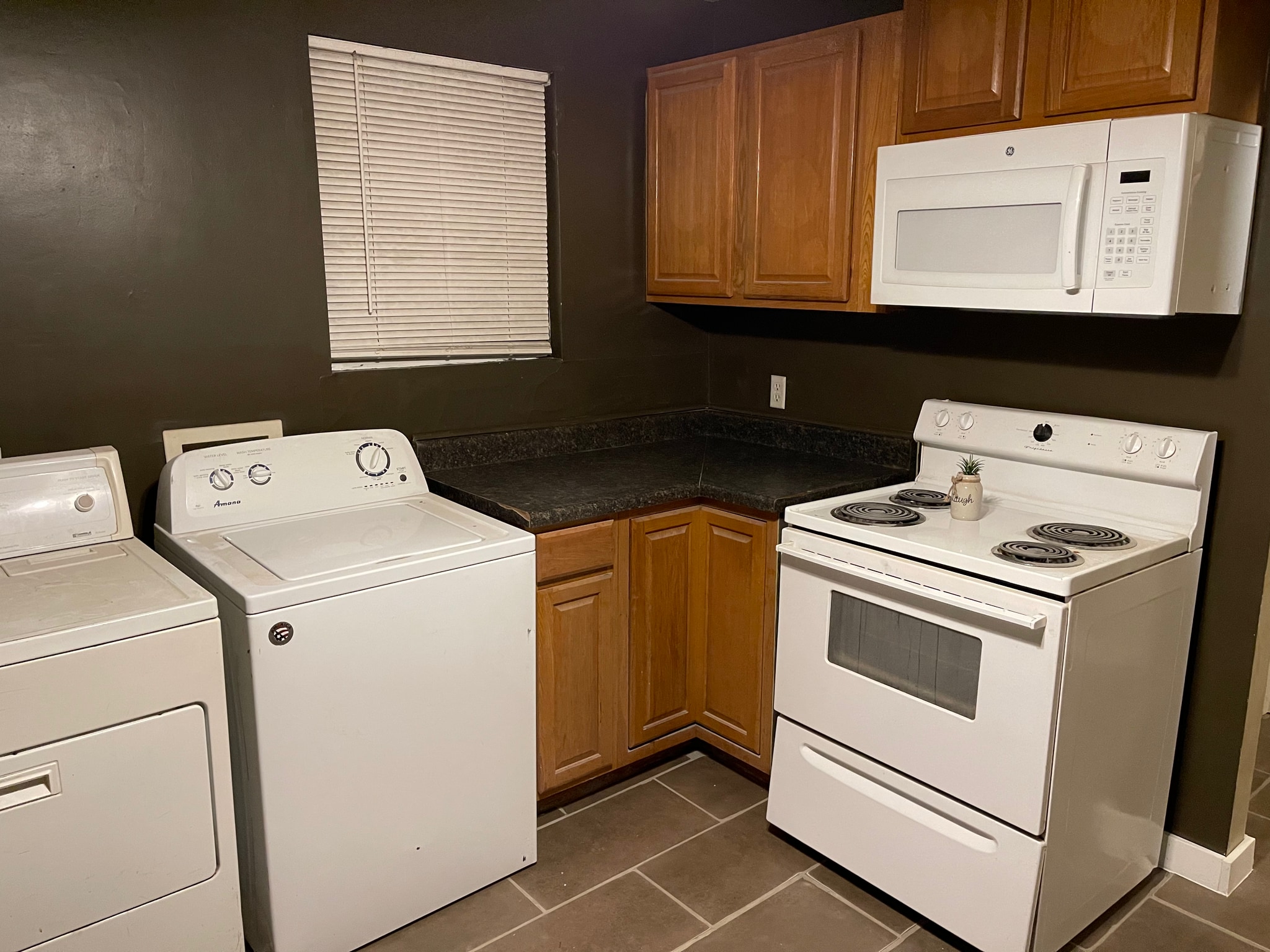 Kitchen w/ washer & dryer - 2028 Levin St