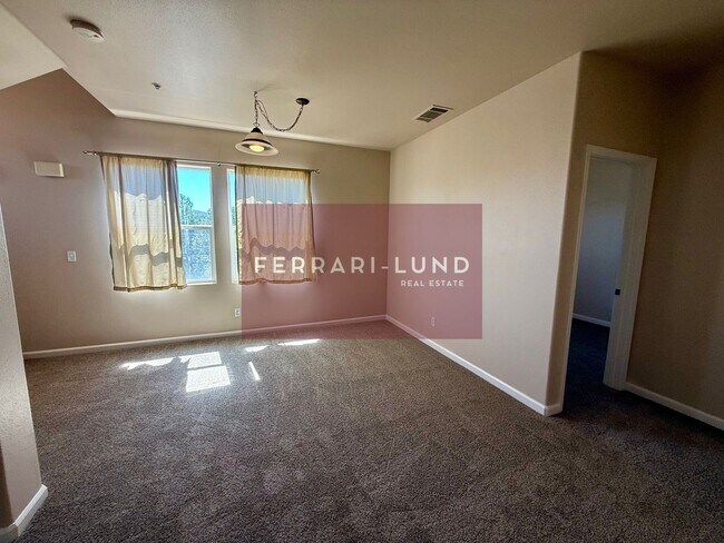 Building Photo - Beautiful townhome in Fallen Leaf , only 35 minutes from Incline Village-  Kay DeAlba Property!!!