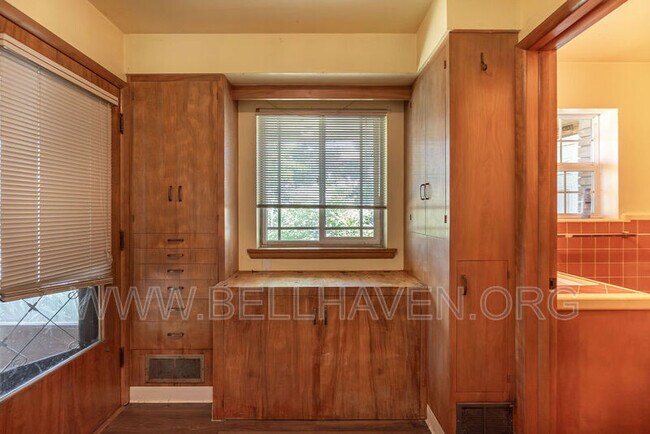 Building Photo - 5524 W Randolph Dr