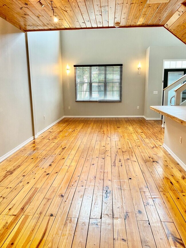 Building Photo - LUXURY TOWNHOME IN SODO 3/2.5 PLUS OFFICE AND BONUS ROOM  - DOWNTOWN ORLANDO