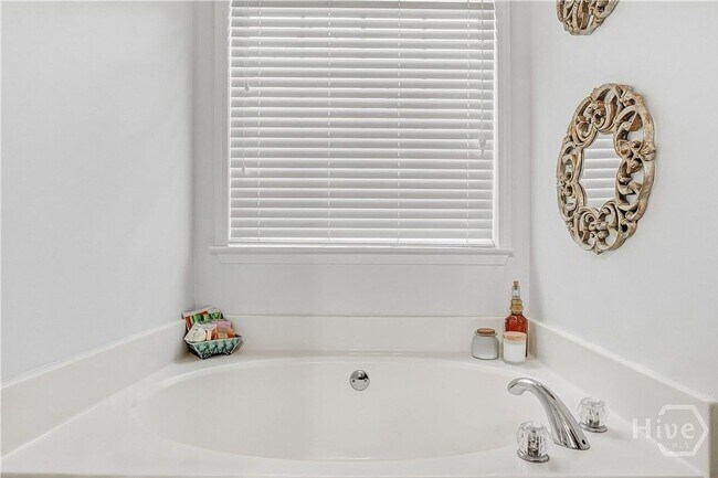 Building Photo - Beautiful 3BR/3BA Home with Private Pool in Commerce