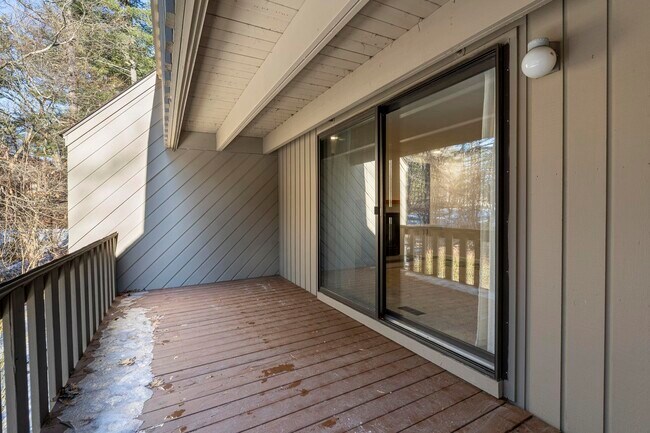 Building Photo - 2 Rockingham Ct