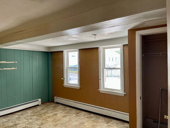 Building Photo - 32 Cross St