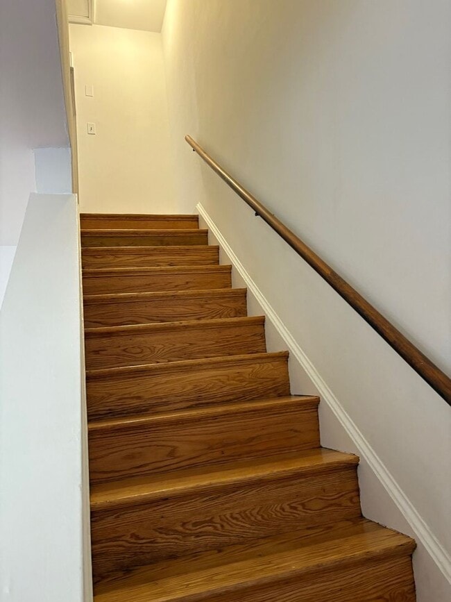 Building Photo - Recently Remodeled 2BR/1BA Three-Level Duplex in Arlington