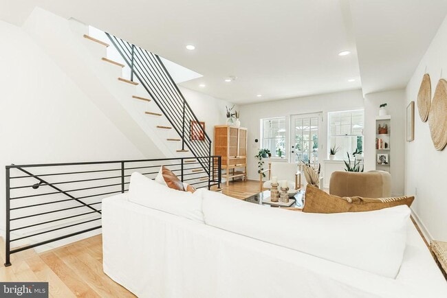 Building Photo - 2058 Poplar St