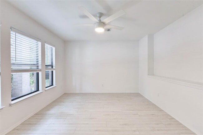 Building Photo - 1200 Del Roy Dr