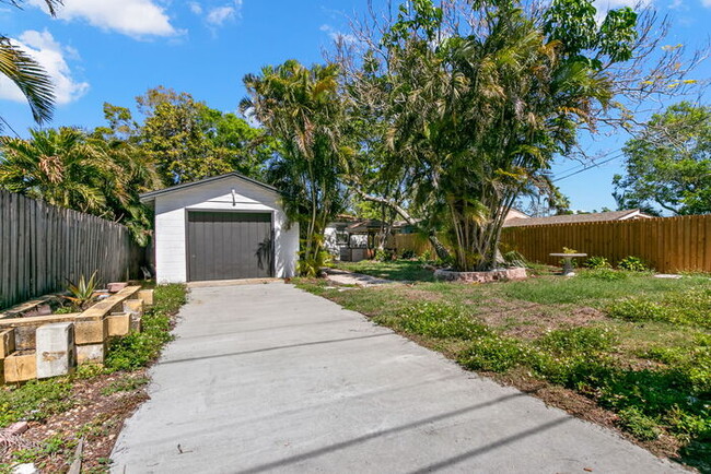 Building Photo - FULLY FENCED in Home For Rent in St Peters...