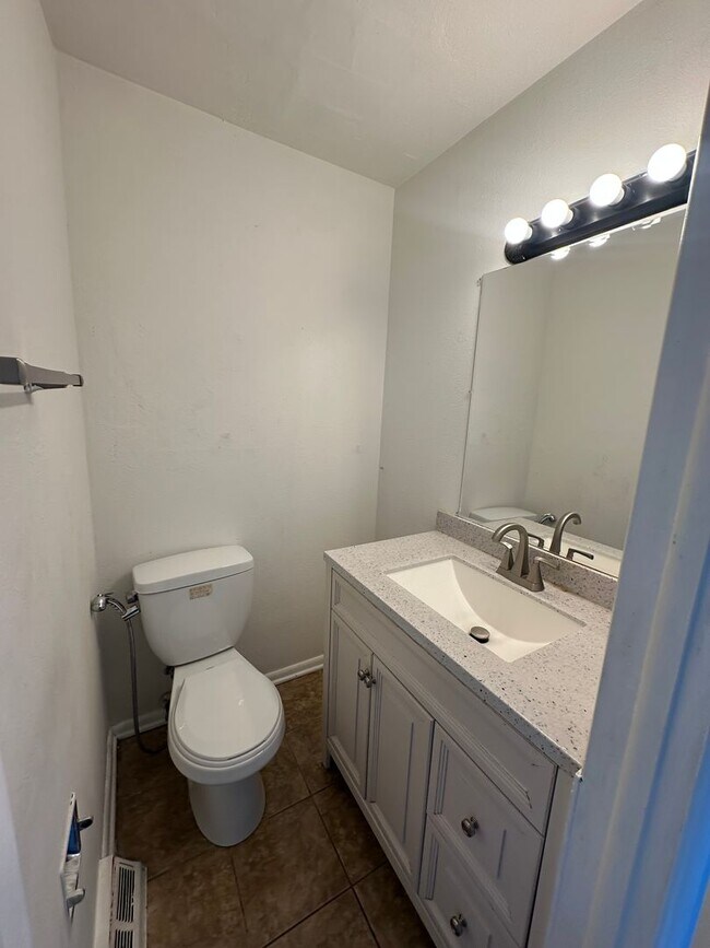 Building Photo - Long Realty & Property Management LLC - 4 bedroom 2.5 Bathroom in Aurora