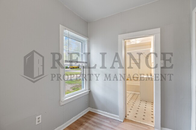 Building Photo - 415 E Vine St