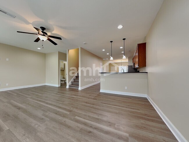 Building Photo - 7217 Deer Springs Way