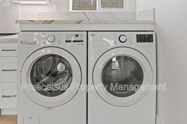 Building Photo - 641 Del Mar Ave