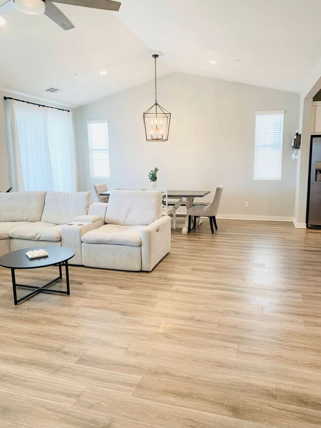 Building Photo - Gorgeous 4 Bedroom Home in West Murrieta