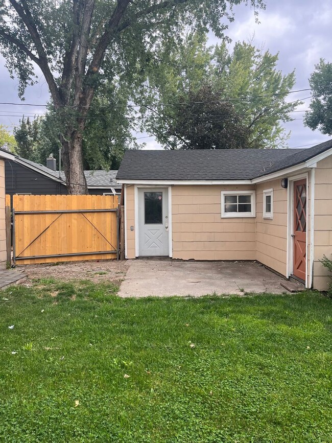 Building Photo - Beautiful Central Bench Home