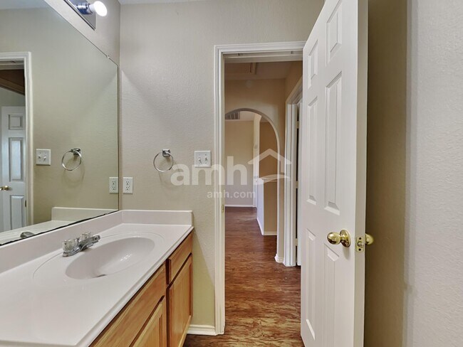 Building Photo - 700 Liberty Ln