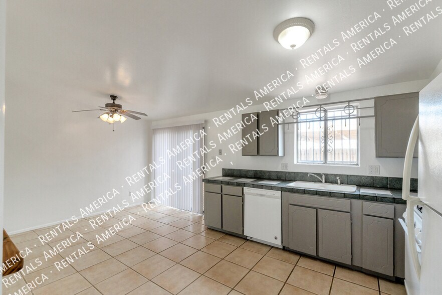 Building Photo - 801 E Holaway Dr