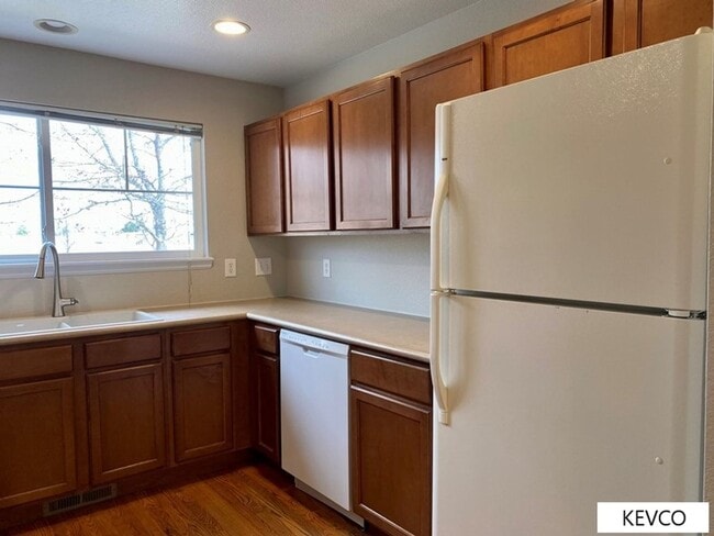 Building Photo - Bright, Comfortable Two Bedroom Townhouse!
