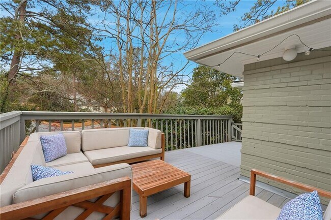 Building Photo - 1846 Fernwood Rd NW