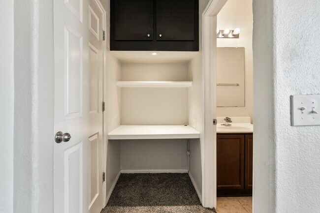 Building Photo - 914 Canyon Hill Ln