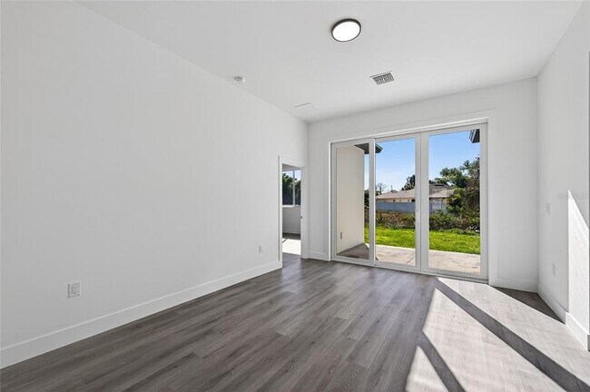 Building Photo - 511 Sweetwater Dr