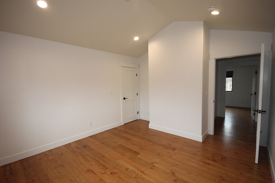 Building Photo - 1023 Creekview Dr