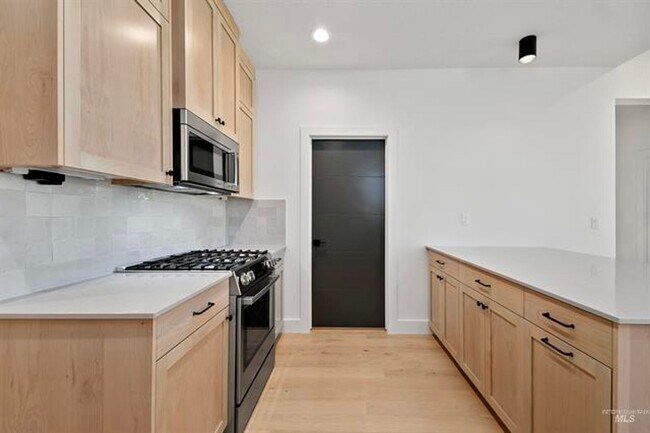 Building Photo - AstoriaTownHome