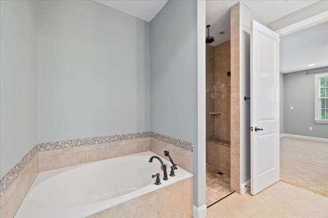 Building Photo - 4 Bedroom in Niceville!