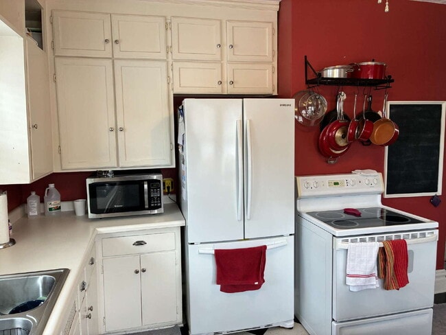 Building Photo - 4 Bed 1.5 Bath Off State Street Available June 1st!