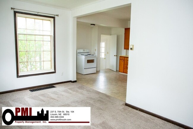Building Photo - 1 Bedroom, 1.5 Bathroom, House For Rent Av...