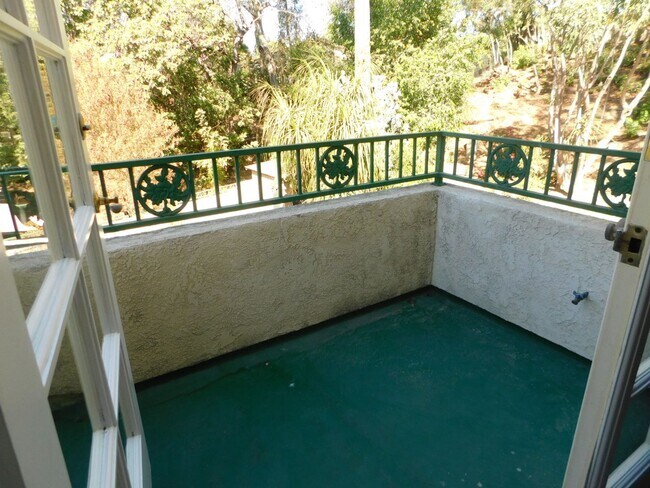 Building Photo - Beautiful Mission Viejo 5 bedroom 2.5 bathroom plus den home