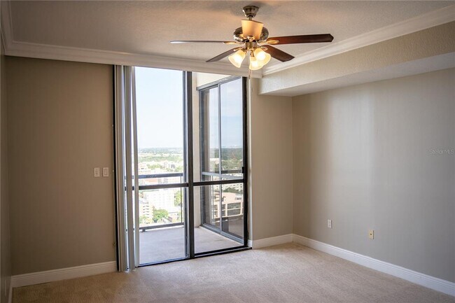 Building Photo - 1 Beach Dr SE