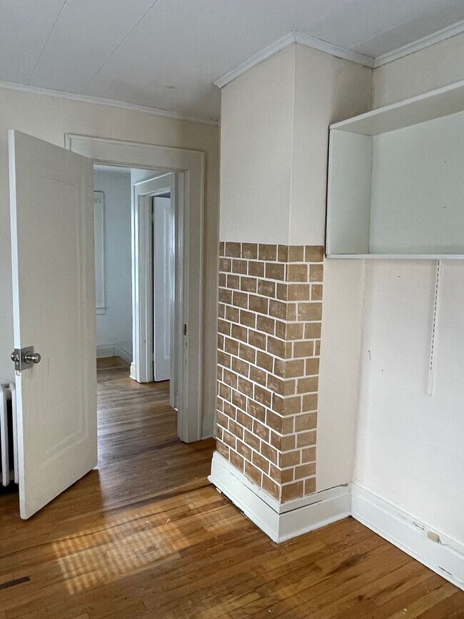 Building Photo - 2 Bed, 1 Bath- Single Family For Rent in t...