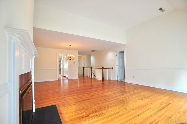 Building Photo - 8 Dickinson Ct