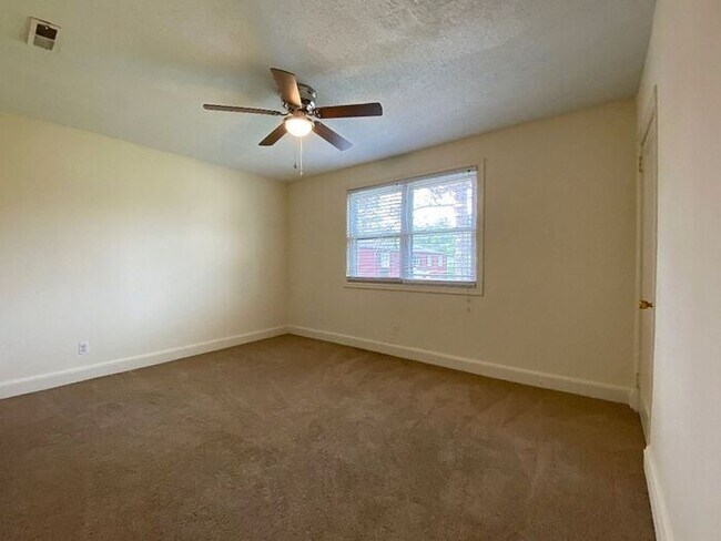 Building Photo - Hampton Hills - 2 Bedrooms, 1 Bathrooms Cl...