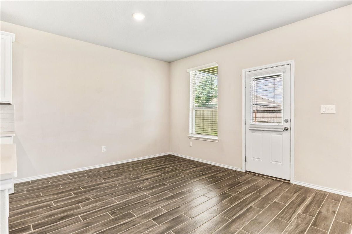 Building Photo - 2521 Ayers Dr