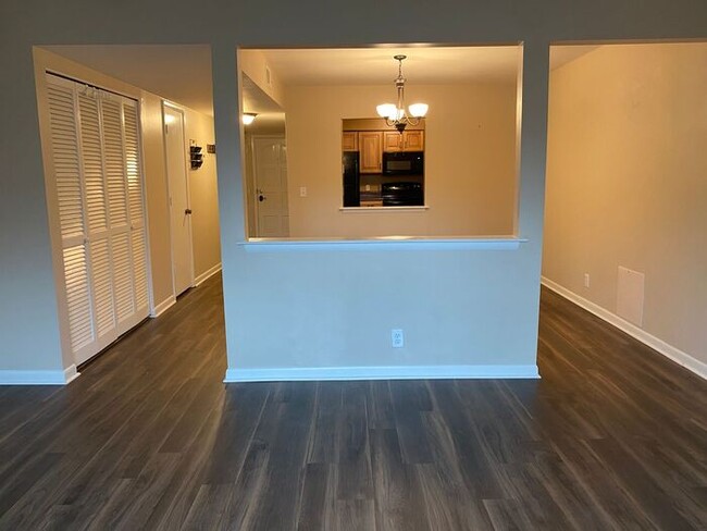 Building Photo - Large 2 Bed 2.5 Bath Apt in Green Hills - ...