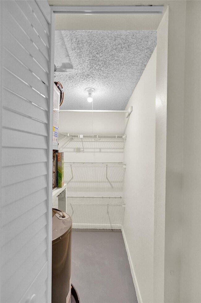 Building Photo - 4218 Inverrary Blvd