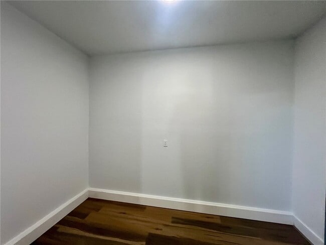 Building Photo - 902 SE G St