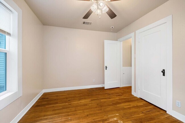 Building Photo - 937 E 52nd St