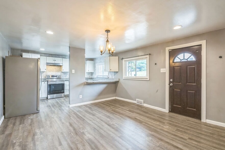 Building Photo - 2318 Eccles St