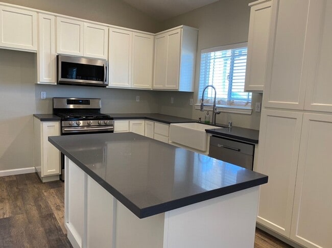 Building Photo - Country property located in Hilmar!