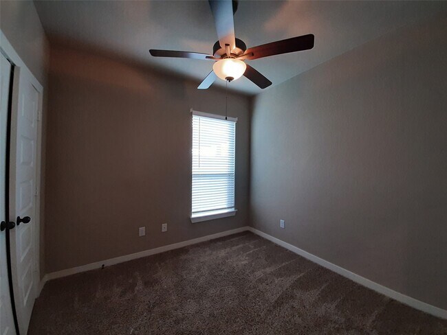 Building Photo - 9741 Grosbeak Ln
