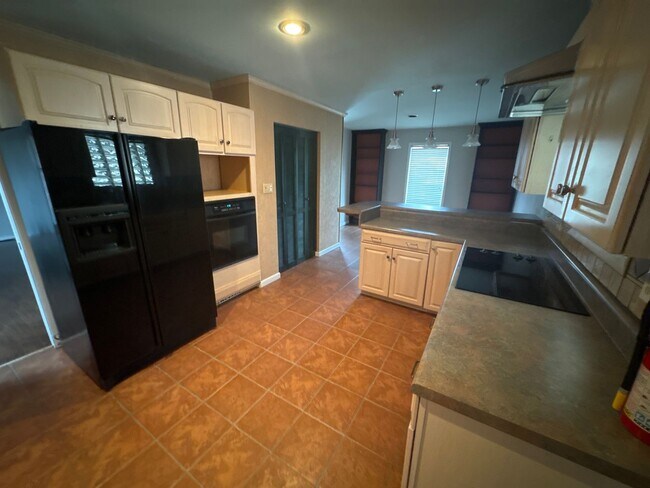 Building Photo - Spacious home with carport and garage!