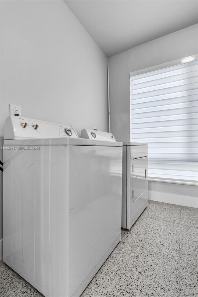 Building Photo - 648 South Dr