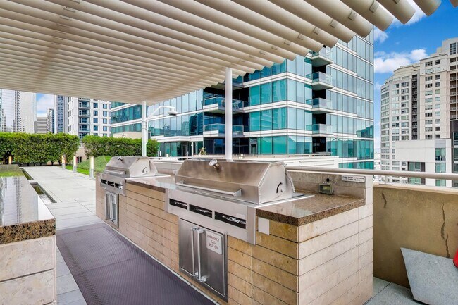 Building Photo - Luxury High-Rise Living | Stunning Bay Bridge Views from the 31st Floor