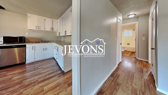 Building Photo - Inviting 2-bedroom 4-plex near Pritchard I...