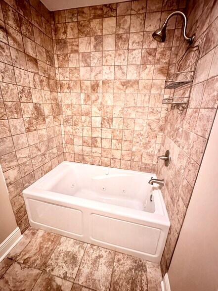 Hall bathroom #2 - 4514 Woodlyn Dr