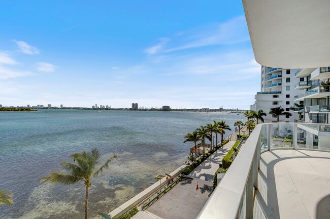 Building Photo - 700 NE 24th St